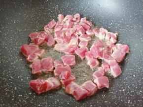 热锅凉油下牛肉粒滑炒。