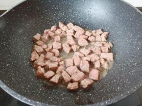 滑炒至牛肉粒变色。