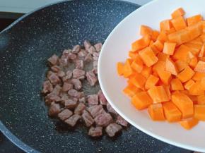 加入切好的胡萝卜。