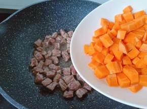 加入切好的胡萝卜。