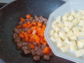 再加入土豆丁。