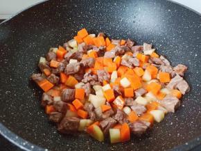 快速将食材翻炒均匀。