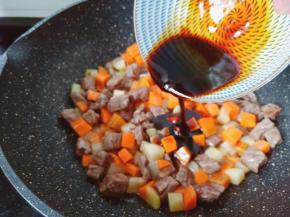 加入料汁【调味料提前放入小碗均匀】