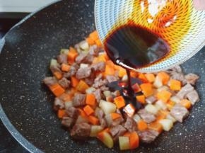 加入料汁【调味料提前放入小碗均匀】