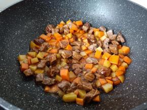 翻炒食材与调味料融化在一起。