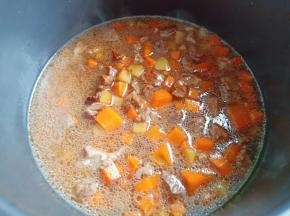 米淘好加入炒好的菜，水就跟平时煮饭一样多就可以。