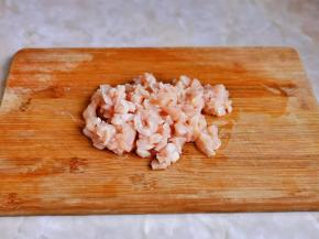 鸡胸肉洗干净后切丁，可以先切片再切条最后切丁。