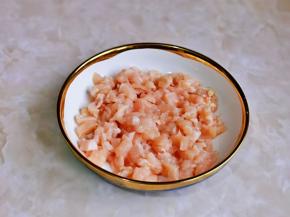 鸡肉丁装盘，淋上一勺料酒抓拌均匀。