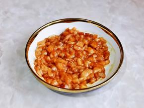 加入半勺老抽拌均匀，盖上盖子腌制10分钟。