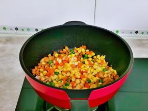 加入时蔬。（玉米粒，胡萝卜丁，豌豆）