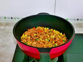 快速翻炒均匀关火。