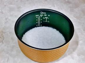 米淘干净后倒入电饭煲中水量根据自己平时做米饭的习惯来即可。