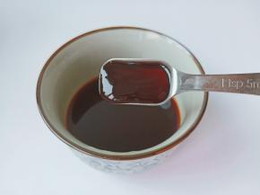将调味料放到一个小碗里搅拌均匀备用。