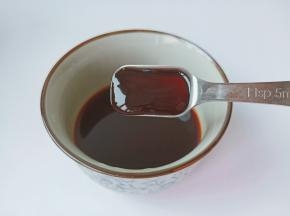 将调味料放到一个小碗里搅拌均匀备用。