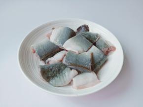 将新鲜的鳗鱼用砍骨刀砍成小段，鳗鱼切成平铺开来，放一点盐与料酒洗去它表面的粘液，再用清水冲洗干净，控干水分。