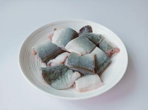 将新鲜的鳗鱼用砍骨刀砍成小段，鳗鱼切成平铺开来，放一点盐与料酒洗去它表面的粘液，再用清水冲洗干净，控干水分。