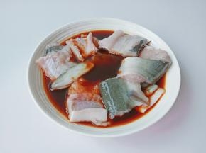 将拌好的料汁倒入鳗鱼里面。