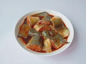 带上一次性手套，轻轻地把鳗鱼与调味料按摩，便于入味，腌制半小时左右。