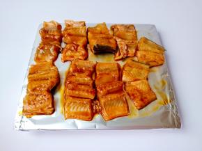 腌制好的鳗鱼放入烤网里【烤网铺上锡纸，方便清洗】