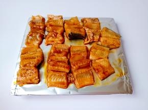 腌制好的鳗鱼放入烤网里【烤网铺上锡纸，方便清洗】