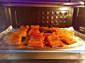 烤箱200多预热四十分钟，把烤碗网放入中层200°烤25分钟【烤制的具体时间根据鳗鱼的大小来调整】