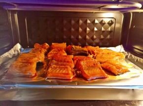 烤箱200多预热四十分钟，把烤碗网放入中层200°烤25分钟【烤制的具体时间根据鳗鱼的大小来调整】