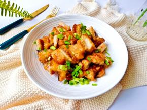 烤好的鳗鱼肉质细嫩、美味浓郁，平时要买活蹦乱跳的鳗鱼来烤，适合现买现吃，保证其新鲜度。