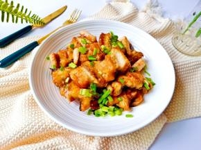 烤好的鳗鱼肉质细嫩、美味浓郁，平时要买活蹦乱跳的鳗鱼来烤，适合现买现吃，保证其新鲜度。