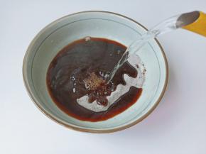 仙草粉放入一个大碗里，将500ml的开水倒入碗里。