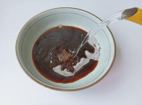 仙草粉放入一个大碗里，将500ml的开水倒入碗里。