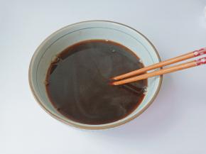 筷子快速搅拌仙草粉均匀至无颗粒。