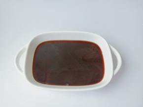 把拌好的仙草粉水倒入盘里凉透，喜欢吃凉的可以放到冰箱冷藏一下。