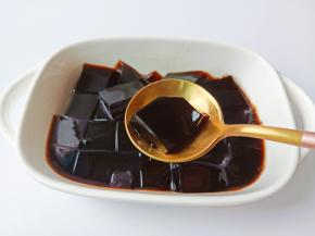 凉透的仙草粉冻用刀给切成小块。