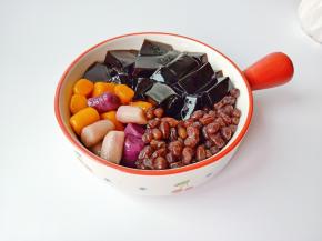 把煮好的芋圆，仙草冻，红豆一起放入大碗里。
