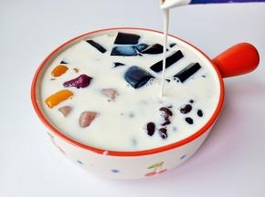 倒上牛奶或者椰浆即可享用。