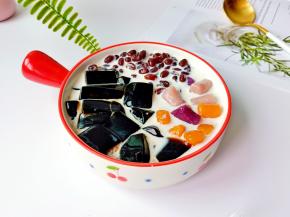 仙草滑嫩、芋圆Q弹、红豆自带甜度，无需再加糖或者蜂蜜，每一口都带着甜丝丝的口感，让每一个甜品爱好者欲罢不能！


