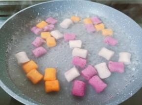 锅里水开后倒入大芋圆。