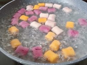 开大火将芋圆煮至浮起，过凉水或者冰水都可以。