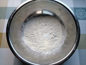 取一个大碗，加入面粉和盐，先用筷子搅拌混匀。高筋面粉、中筋面粉或者低筋面粉都行。