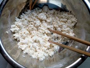 面粉中慢慢加入适量水，搅成面絮。水要一点一点倒，搅到没有干粉就可以。