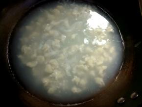 烧一锅水，倒入面疙瘩，用锅铲扒拉几下防止结团防止沉底，煮到全浮在表面，然后再煮一两分钟。煮到半透明。