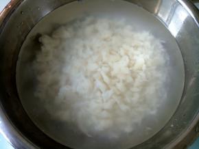 将煮好的面疙瘩捞起，过凉白开或冰水降温。