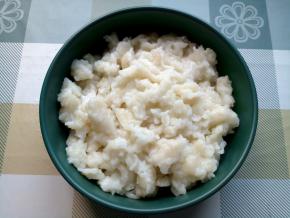 将过凉水的面疙瘩滤干水。