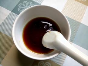 取一个小碗，加入1汤匙生抽，1汤匙蚝油，1汤匙醋，1汤匙芝麻油，3汤匙凉白开，拌匀。