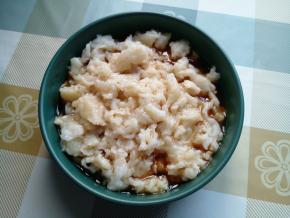 将调好的料汁倒入面疙瘩。