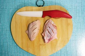 2.在每一只鸡翅正反面分别划上三刀