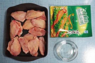 1.准备食材，将鸡翅中解冷并冲洗干净，沥干水备用。