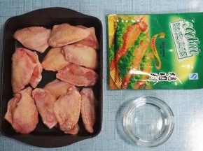 1.准备食材，将鸡翅中解冷并冲洗干净，沥干水备用。