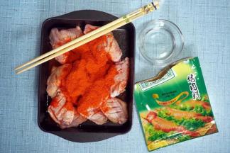 3.加入35克cook100新奥尔良烤翅腌料，35克清水，搅拌均匀