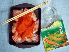 3.加入35克cook100新奥尔良烤翅腌料，35克清水，搅拌均匀